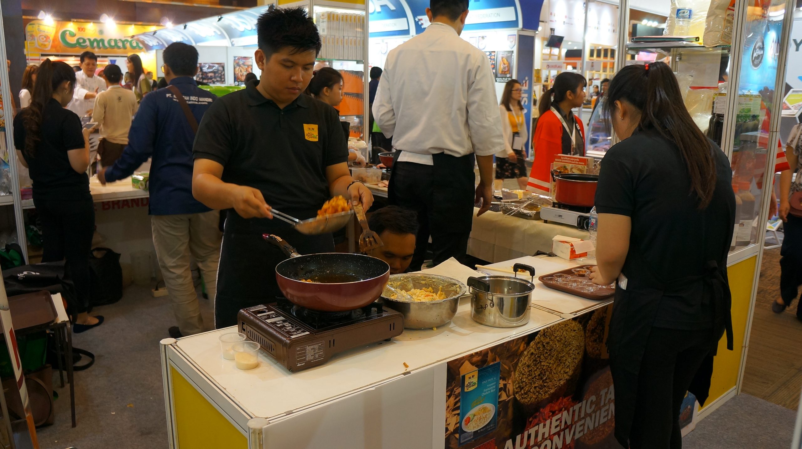 Keseruan Cooking Demo di Booth PT. Anugrah Indo Mandiri Selama FHI 2019